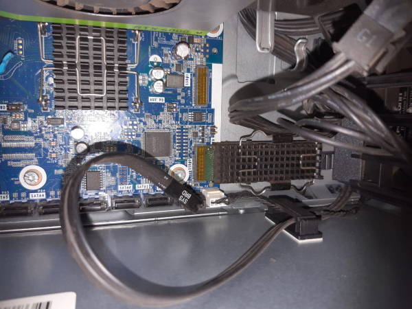 HP z4 G4 Workstation # Xeon W-2123 Quad Core @ 3,6 GHz/ 1 TB NVMe M2 SSD - RAM Optionen, Grafikkarte bei Bestellung auswählen